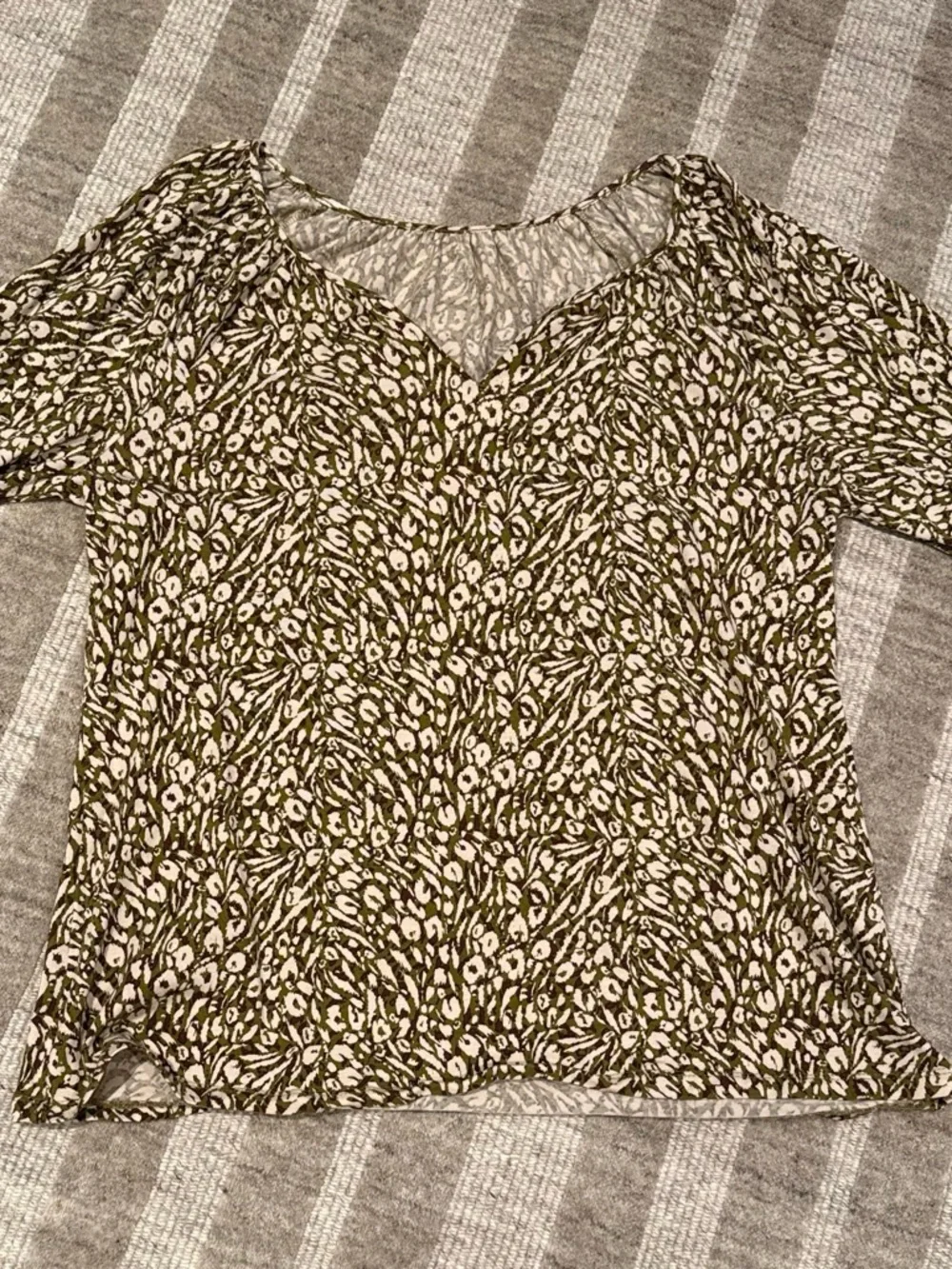 Garnet Hill Olive and Cream Floral V-Neck Short Sleeve Top